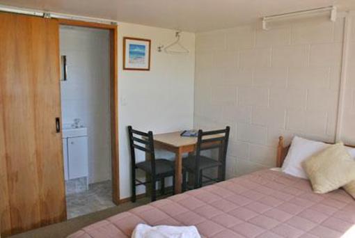 фото отеля Pohara Beachfront Motel