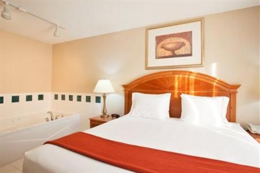 фото отеля Holiday Inn Express Hotel & Suites Logansport