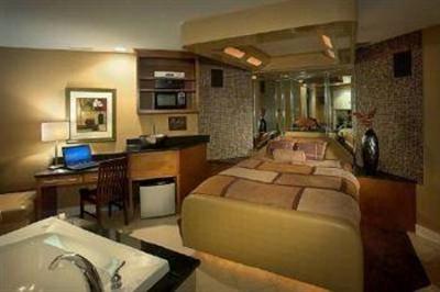 фото отеля Champagne Lodge & Luxury Suites Willowbrook