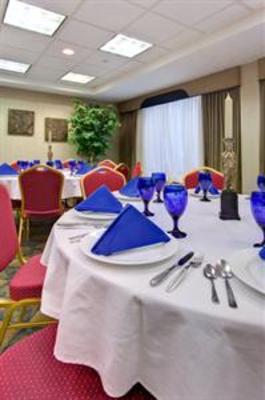 фото отеля Holiday Inn Hotel & Suites Warren