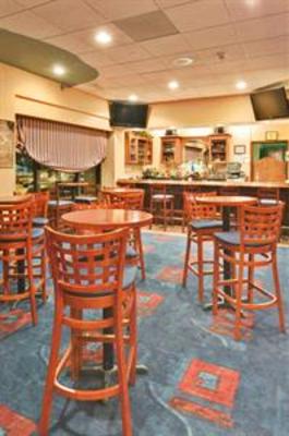 фото отеля Holiday Inn Hotel & Suites Warren