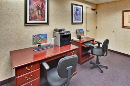 фото отеля Holiday Inn Hotel & Suites Warren