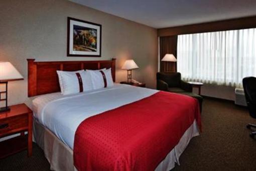 фото отеля Holiday Inn Hotel & Suites Warren