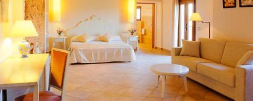 фото отеля Hostal Playa Mondrago