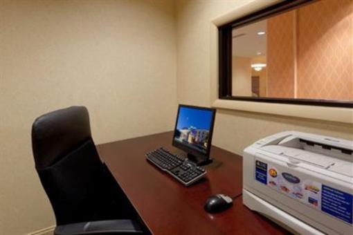 фото отеля Holiday Inn Express Hotel & Suites North East