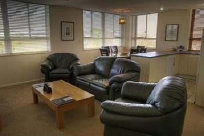 фото отеля Poplars Apartment Christchurch