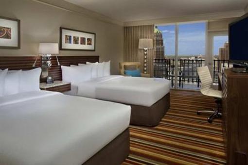 фото отеля Hilton Palacio del Rio