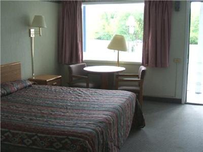 фото отеля Red Carpet Inn Phelps