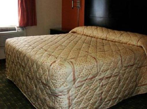 фото отеля Red Carpet Inn Elmwood Park