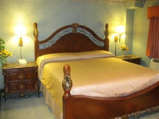 фото отеля Red Carpet Inn Elmwood Park