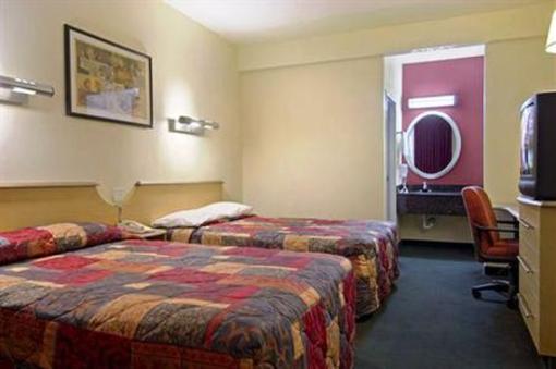 фото отеля Econo Lodge Lavale