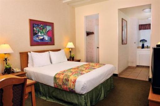 фото отеля BEST WESTERN Lamplighter Inn and Suites at SDSU