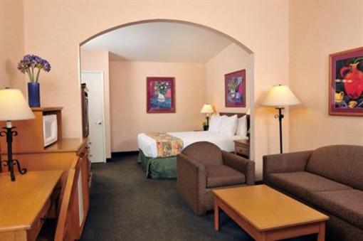 фото отеля BEST WESTERN Lamplighter Inn and Suites at SDSU