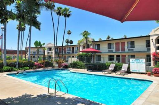 фото отеля BEST WESTERN Lamplighter Inn and Suites at SDSU