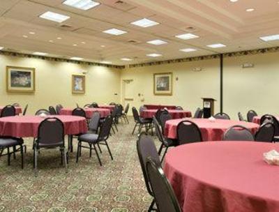 фото отеля Travelodge Inn & Suites Orlando Airport
