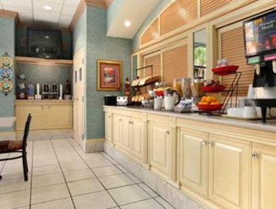 фото отеля Travelodge Inn & Suites Orlando Airport