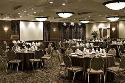 фото отеля Carriage House Inn Calgary