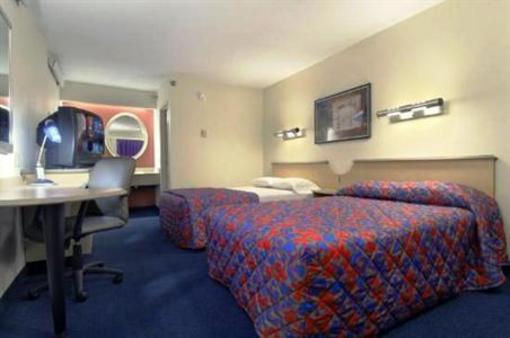фото отеля Red Roof Inn Cincinnati Northeast - Blue Ash