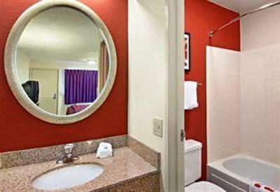 фото отеля Red Roof Inn Cincinnati Northeast - Blue Ash