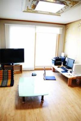 фото отеля Mint Guesthouse in Hongdae - Mr. Kim's Branch