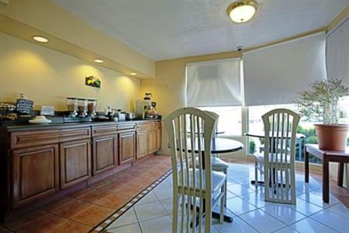 фото отеля Americas Best Value Inn & Suites Williamstown