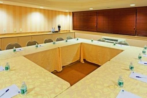 фото отеля Holiday Inn Express Lynbrook