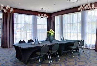 фото отеля Sandman Signature Hotel & Suites Langley