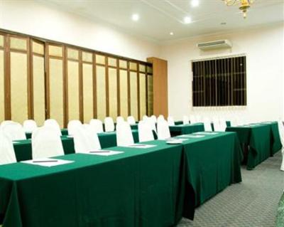 фото отеля Batu Burok Beach Resort