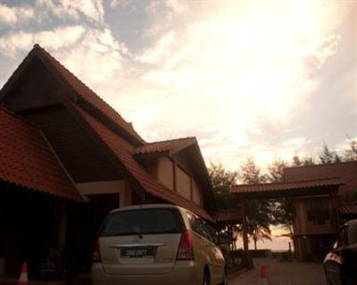 фото отеля Batu Burok Beach Resort