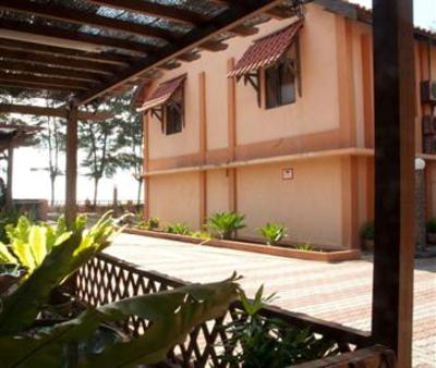 фото отеля Batu Burok Beach Resort