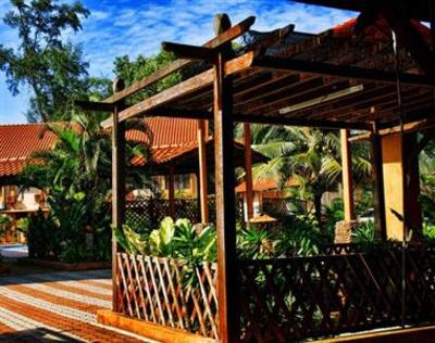 фото отеля Batu Burok Beach Resort