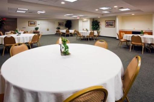 фото отеля Holiday Inn Express Hotel and Suites Winner