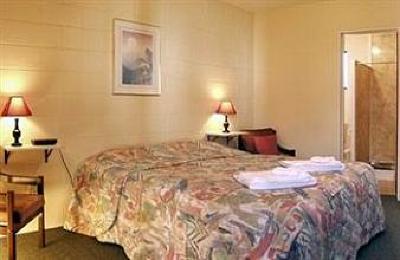 фото отеля Canterbury Court Motel