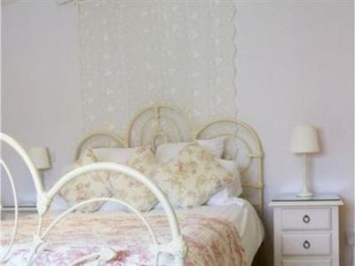 фото отеля The Crown & Garter Bed & Breakfast Hungerford
