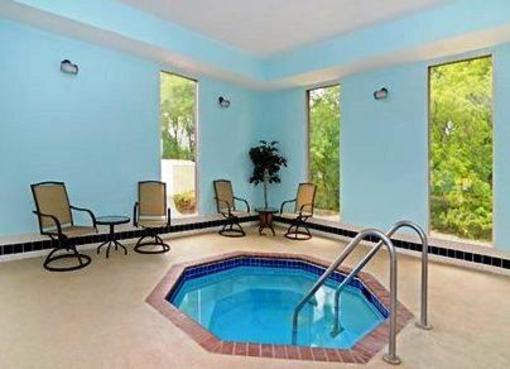 фото отеля Quality Inn And Suites West Bend