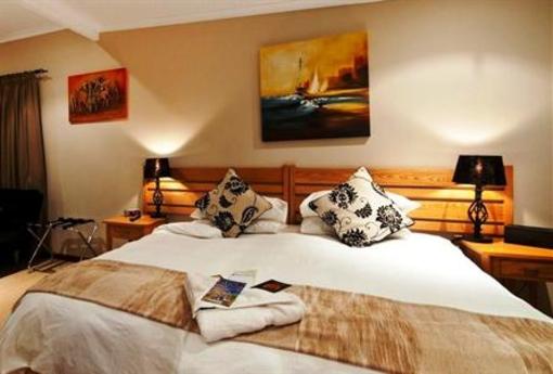 фото отеля Lodge on Main Guest House and Conference Centre