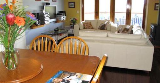 фото отеля Jacaranda Creek Farmstay & B&B