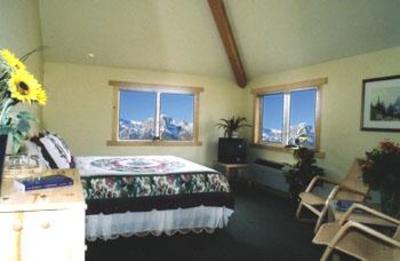 фото отеля Creekside Country Inn Canmore