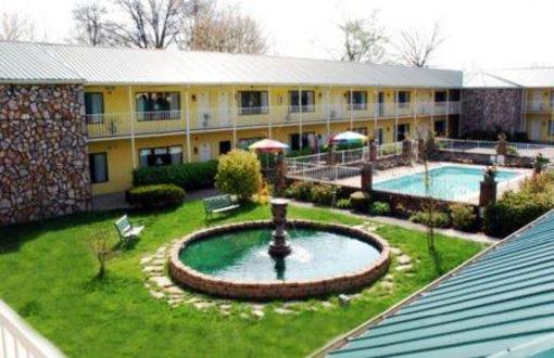 фото отеля Golden Manor Inn & Suites