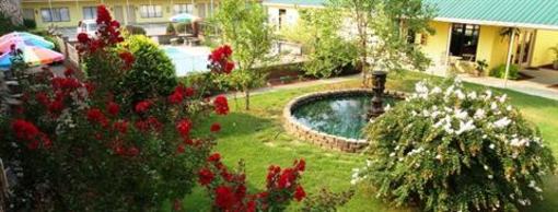 фото отеля Golden Manor Inn & Suites