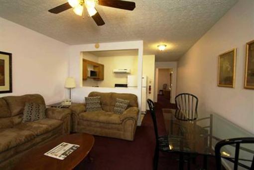 фото отеля Golden Manor Inn & Suites