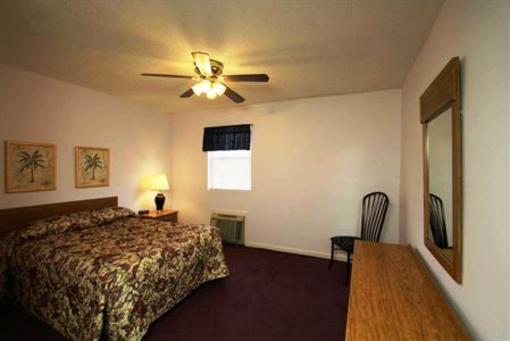 фото отеля Golden Manor Inn & Suites