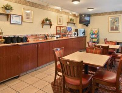 фото отеля Super 8 Motel Willowbrook
