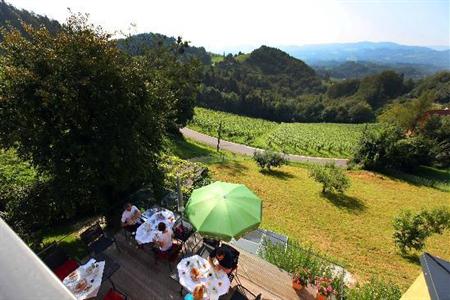 фото отеля Ferienapartments Wurzenberg Südsteiermark Glanz an der Wienstrasse