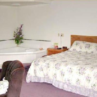 фото отеля Brass Bell Inn and Suites