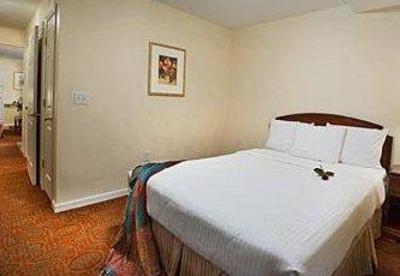 фото отеля Luxbury Inn & Suites
