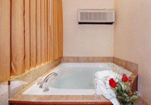 фото отеля Comfort Inn Warrensburg Station