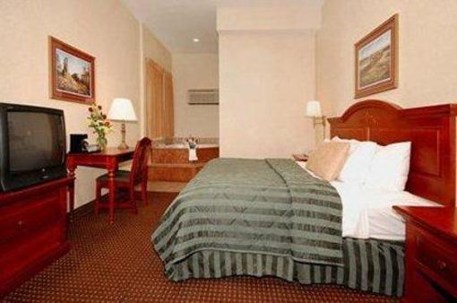 фото отеля Comfort Inn Warrensburg Station