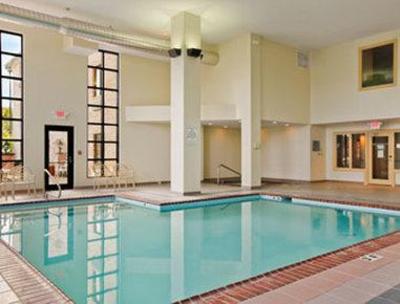 фото отеля Quality Inn & Suites Cincinnati Chase Plaza Drive