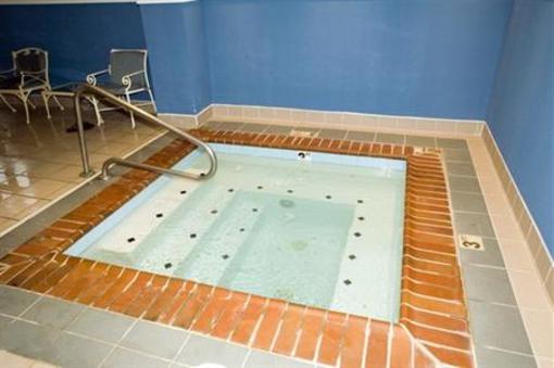 фото отеля Quality Inn & Suites Cincinnati Chase Plaza Drive